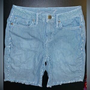 Seven7 Women's Blue & White Fray Hem Sunset Bermuda Pinstripe Shorts! Size 4.